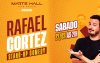 Arte mostra comediante Rafael Cortez vestindo camiseta preta e mãos estendidas anunciando a peça em cartaz