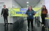 Fotografia mostra tres pessoas segurando faixa pedindo respeito ao Banco do Brasil