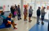 Imagem mostra fila de clientes dentro de uma agência do itaú que será fechada na vila ré, na zona leste