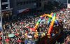 Fotografia mostra carro colorido com as cores da Parada do Orgulho  LGBT de São Paulo