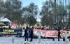 Imagem  mostra dirigentes sindicais em frente ao prédio da Torre Santander portando uma faixa onde se lê "Santander, o exterminador de empregos" e outra onde se lê "santander, exterminador de agências"