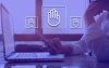Imagem mostra um homem em frente a um laptop