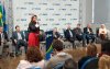 Imagem mostra Michelle Reis Moreira discurando