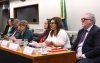 Imagem mostra mesa da audiência pública que denunciou as fraudes na contratação do Santander