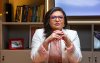 Neiva Ribeiro, presidenta do Sindicato, veste uma blusa rosa e um blaser branco