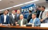 Foto mostra deputados federais levantando bandeira de Trump