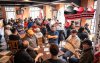 Imagem mostra salão lotados competidores disputando o 23º Torneio de Truco dos Bancários