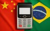Imagem composta de uma máquina de cartões e, ao fundo, as bandeiras da China e do Brasil