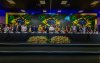 Imagem mostra palanque da abertura da 27ª conferência nacional dos bancários. vários dirigentes sindicais bancários estão perfilados lado a lado diante de uma mesa comprida. Um telão exibe três bandeira do Brasil, lado a lado