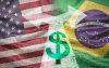 Imagem em desenho composta da bandeira dos Estados Unidos no lado direito e do Brasil no lado direito. Ao centro, um cifrão sobre uma flecha apontando para os lados direito e esquerdo
