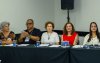 Imagem mostra cinco dirigentes sentados lado a lado em uma mesa