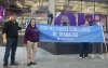 Dirigentes sindicais posam para foto em frente ao Nubank, com faixa em que está escrito: "Por melhores condições de trabalho"