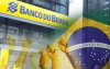 Imagem de uma fachada do BB, mesclada com a bandeira do Brasil e punhos cerrados