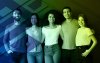 Imagem mostra pessoas lado a lado abraçadas. A imagem tem um filtro azul e amarelo com o logo do Banco do Brasil