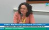 imagem mostra juvandia moreira durante audiência pública sobre rojeto de Lei que dá à PLR o mesmo tratamento fiscal conferido aos lucros ou dividendos distribuídos aos sócios ou acionistas de empresas. Ela é uma mulher branca, de cabelos ngros e levemente encaracolados, cortados na altura dos ombros. ela usa uma blusa rosa