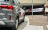 imagem mostra carro da PM em frente À sede do itaú durante protesto contra as demissões