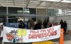 Imagem mostra protesto em frente a uma agência do Itaú, com uma faixa exposta em primeiro plano onde se lê "pelo fim das demissões"