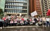 Imagem mostra dirigentes do sindicato dos Bancários de São Paulo reunidos em frente ao prédio do Banco Central