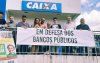 Dirigentes sindicais posam para foto em frente à agência Cipó-Guaçu, da Caixa