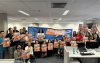 Imagem mostra empregados da Caixa lado a lado portando cartazes onde se lê  "reajuste zero. Queremos proposta!"