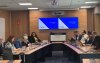 Imagem mostra sala de reunião