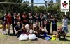 Fotografia do tipo feminino de futebol de várzea, posando em frente à trave, com logo do Sindicato aplicada no canto superior direito da imagem.