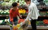Imagem mostra casal fazendo comprar em um mercado