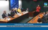Fotografia mostra pessoas sentadas e uma em pé durante a audiência em Brasília