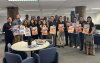 Fotografia mostra homens e mulheres segurando cartazes com os dizeres Reajuste Zero no Saúde Caixa  Foto: Seeb-SP