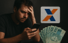 Imagem composta de um homem preocupado olhando a tela de um telefone celular. No lado direito superior há o logo da Caixa Econômica Federal e, no lado inferior direito, um "leque" de notas de R$ 100.