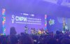Imagem mostra plenário da 5ª conferencia nacional de política para as mulheres. a imagem foca o palco do evento enquanto discursa Sonia Guajajara, Ministra dos Povos Indígenas do Brasil