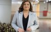 Neiva Ribeiro, presidenta do Sindicato, veste blazer cinza e blusa preta