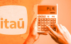 Imagem composta de mãos de pele branca segurando uma calculadora. no lado direito, o logo do itaú