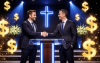 Imagem mostra dois homens de terno e gravata se cumprimentando no púlpito de uma igreja evangélica. Ao lado deles há vários cifrões na cor dourada