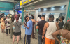 Foto de uma longa fila de espera na agência Tiradentes Negreiros, do Banco do Brasil