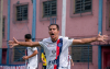 Jogador comemora um gol com os braços abertos