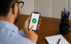 Bancário participando pelo celular de uma assembleia virtual