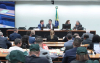 Foto mostra a mesa e parte do plenário na audiência pública sobre o fim da escala 6x1, na Câmara dos Deputados