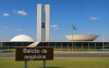Imagem feita por inteligência artificial mostra uma placa onde se lê "Balcão de negócios" em frente ao prédio do Congresso Nacional