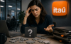 Bancária do itaú observa, com olhar de questionaento, um cubo preto com um ponto de interrogação em uma das suas faces