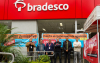 Foto de dirigentes protestando em frente à agência Jabaquara do Bradesco