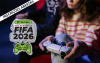 Duas pessoas jogando videogame. ao alto da imagem, a logo do 9° campeonato de fifa do campeonata dos bancários de São Paulo Osasco e região.