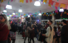 Imagens do Arraiá dos Bancários, na imagem, um salão cheio com pessoas com roupa tradicional junina dançando músicas típicas.