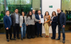 Representantes dos trabalhadores e representantes do Banco do Brasil posam para foto durante entrega da pauta de reivindicações do funcionalismo