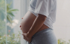 Imagem mostra mulher gestante. a foto não mostra seu rosto. a imagem foca na barriga
