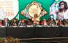Imagem mostra Neiva Ribeiro de pé, no palco, falando ao microfone durante a abetura da 28ª Conferência Nacional dos Bancários