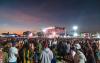 Foto do público e do palco do evento, no Parque Villa Lobos