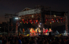 Foto da plateia e do palco com o show do Pagode da 27