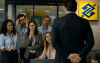 Imagem feita por inteligência artificial mostra trabalhadores olhando com reprovação para um homem de costas, braços para trás e terno e gravata. no canto superior direito há o logo do banco do brasil