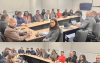 Montagem com duas fotos da mesa de negociação com o Banco do Brasil